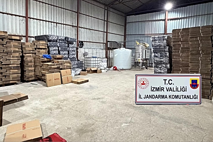 İzmir'de 5 bin 100 litre etil alkol ele geçirildi, 2 şüpheli gözaltına alındı