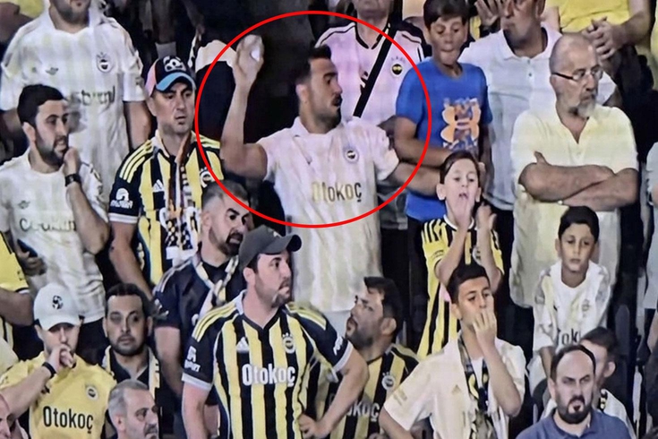 Ünlü şarkıcı Sinan Akçıl, Kadıköy'de yaşananları anlattı: Su şişesi tam önümde atıldı