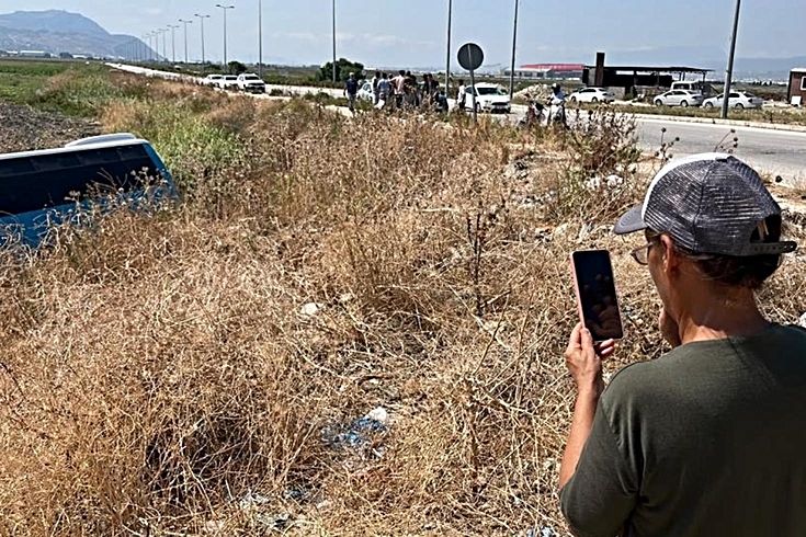 Halk otobüsü devrildi! Herkes yaralıya koşarken yaptığı pes dedirtti