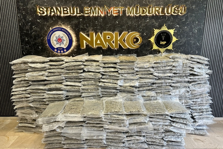 Beykoz'da iki araca operasyon: 409 kilo skunk ele geçirildi, 3 zanlı yakalandı