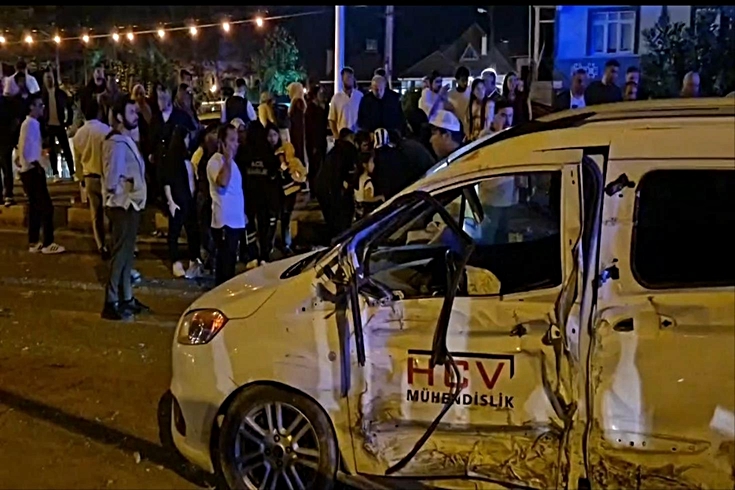Düğünden dönenleri taşıyan minibüs kaza yaptı: 21 yaralı