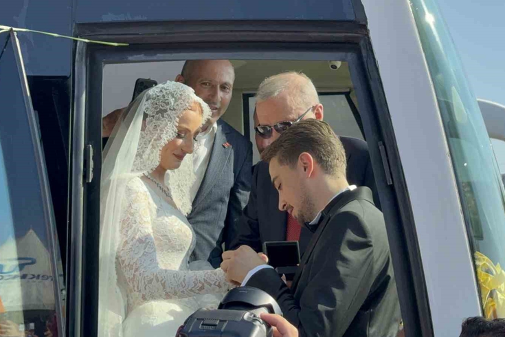 Gelin ve damat düğün salonu yerine Erdoğan'ı karşılamaya gitti! Cumhurbaşkanı çifti otobüsüne davet etti