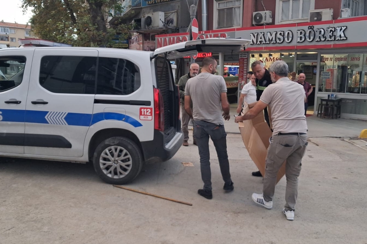 Kocaeli'de polis ekip aracına giren yavru kedi, itfaiye ekiplerince kurtarıldı