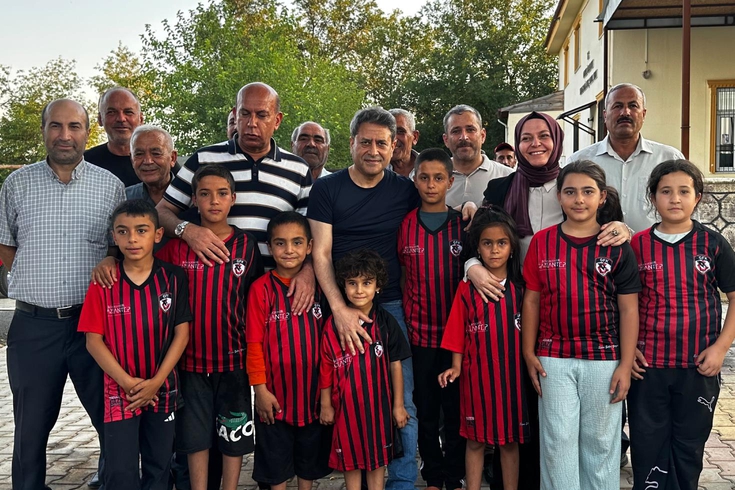Gaziantep FK forması giydirdi, hedef alındı! Yeni Partili isimden milletvekili Ali Şahin'e skandal tepki