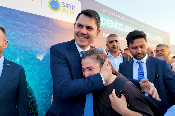 Hataylı depremzede gözyaşları içinde Bakan Kurum'a teşekkür etti