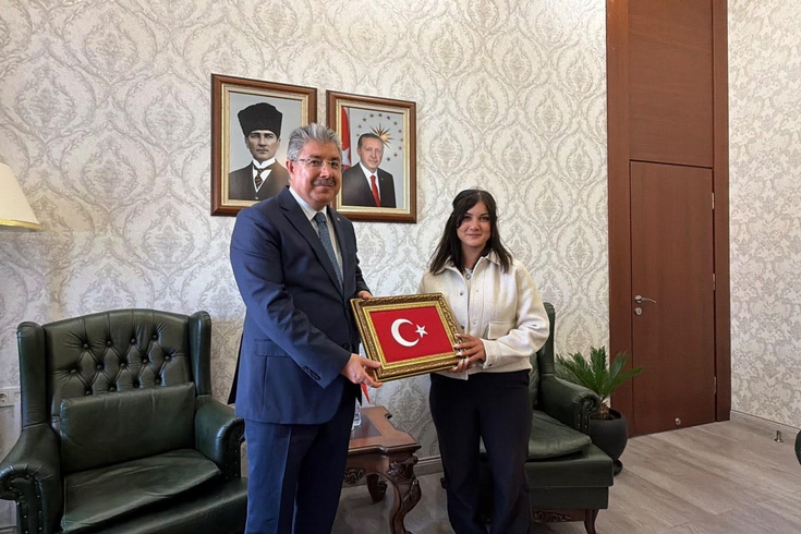 Eskişehir'de yerde gördüğü Türk bayrağını alan kurye Gülten Yeşil'e validen ödül! Makamında ağırlayıp bayrak hediye etti