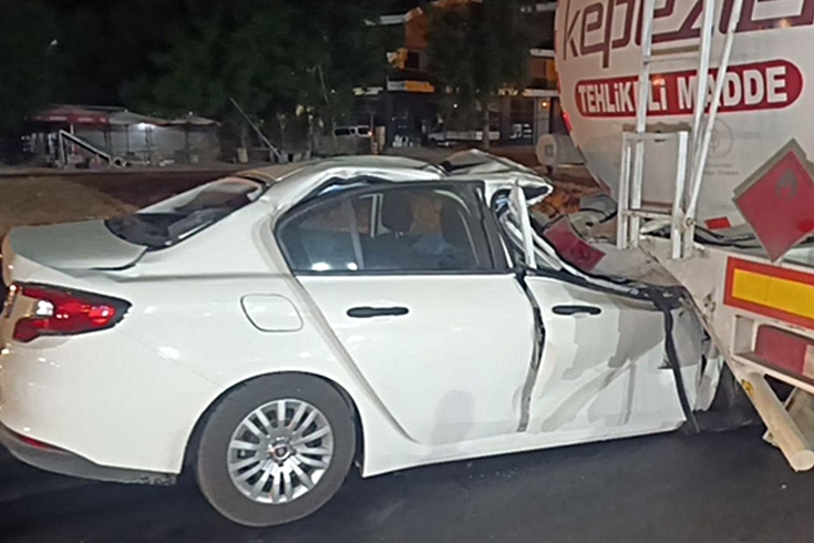 Akaryakıt tankerine arkadan çarpan otomobil 100 metre sürüklendi: 1 ölü