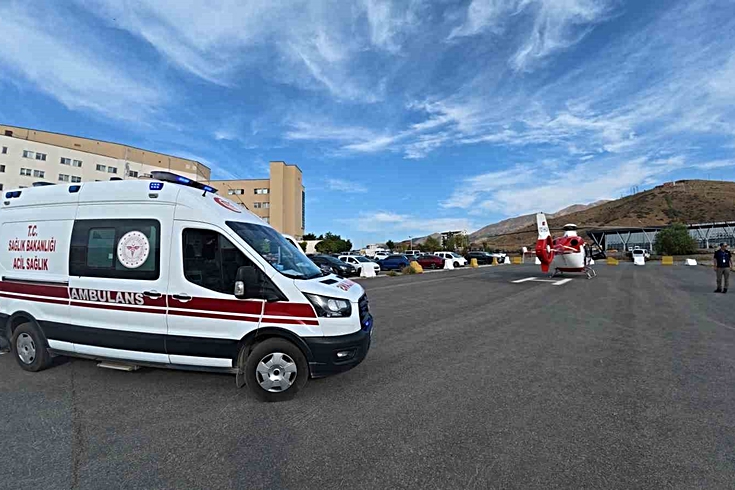 Bitlis'te doğumsal kalp rahatsızlığı olan 1 günlük bebek helikopter ambulansla Van'a sevk edildi