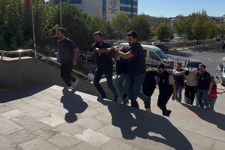 16 yaşındaki kız kardeşine atılan mesaja öfkelenen ağabey kurşun yağdırdı! 1 yaralı