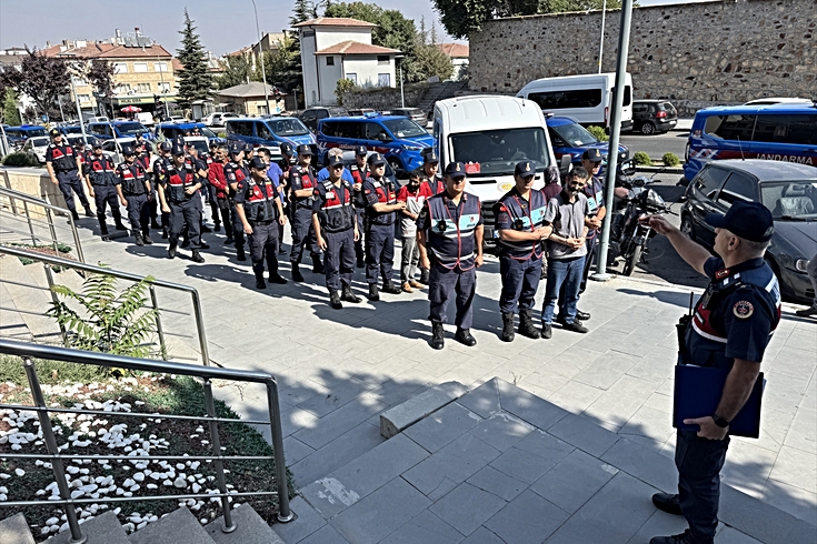 Kayseri'de 18 yıl önce öldürülen Sedat Ünal cinayetinde 7 şüpheli adliyeye sevk edildi