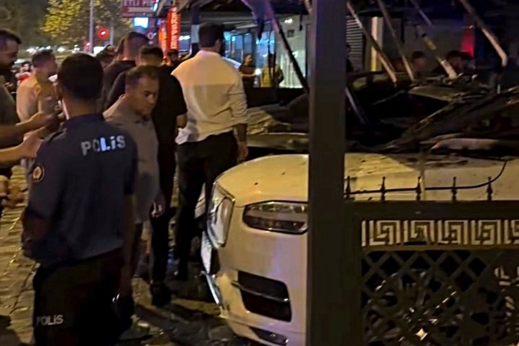 Antalya'da 'Sokağın hakkını verin' tehdidiyle kundaklanan oto galerinin 3 şüphelisi yakalandı