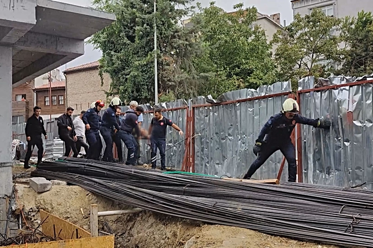 Fatih'te inşaattan düşen işçinin boynuna demir saplandı! Ağır yaralı kurtarıldı