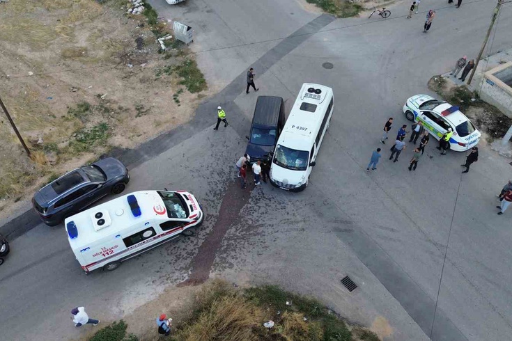 Karaman'da okul servisi ile hafif ticari araç çarpıştı! 5'i öğrenci 6 kişi yaralandı