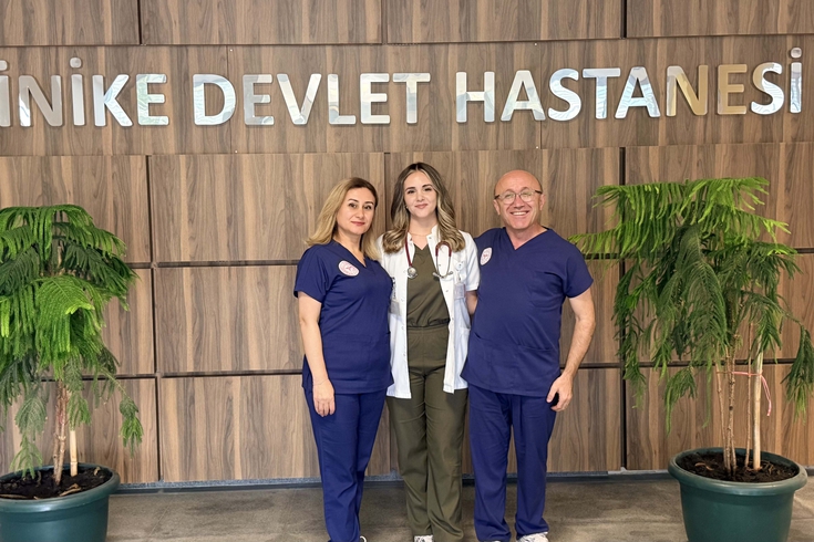 Anne ve babasının görev yaptığı hastaneye doktor olarak atandı! Finike'de duygulandıran aile tablosu