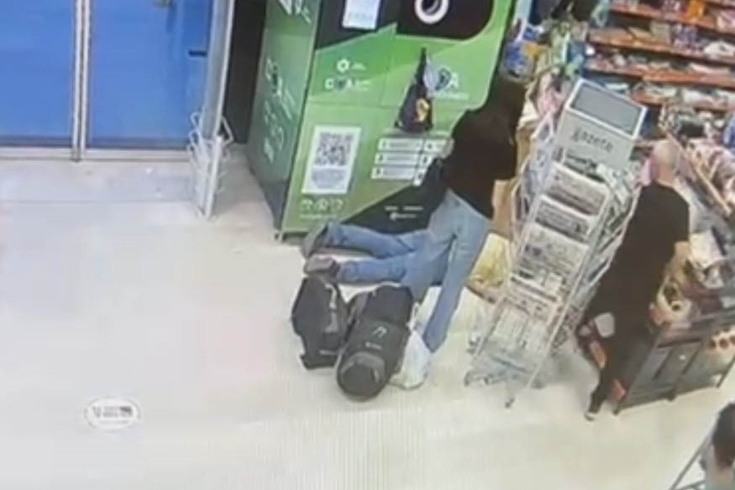 Bursa'da markette kahreden ölüm! Depozito iade makinesinin başında kalp krizi geçirdi