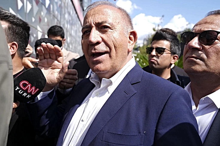 Gürsel Tekin'in görevine son verildi ama gitmiyor