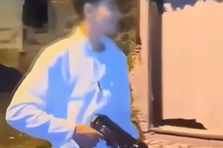 Sarıyer'de kalaşnikofla havaya ateş açtığı öne sürülen 14 yaşındaki çocuk yakalandı! Silah koltuk süngerinden çıktı