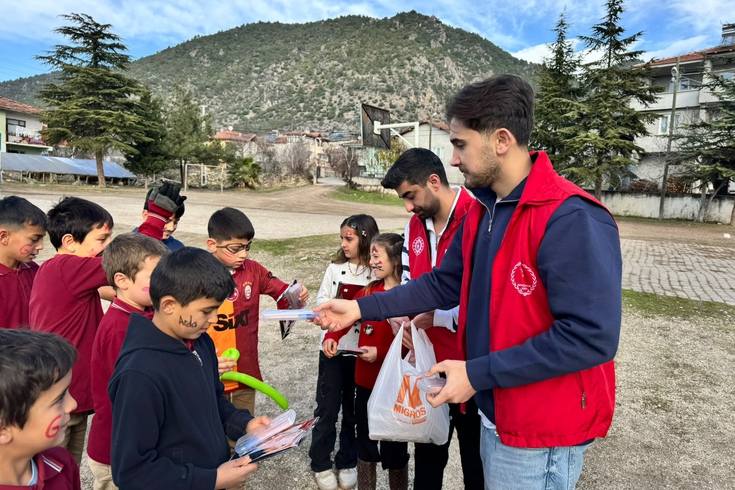 Pençe-Kilit harekatında sağ bacağını kaybeden gazi protezle ayağa kalktı! Motosiklet kullanıp köy okullarında çocuklarla buluşuyor