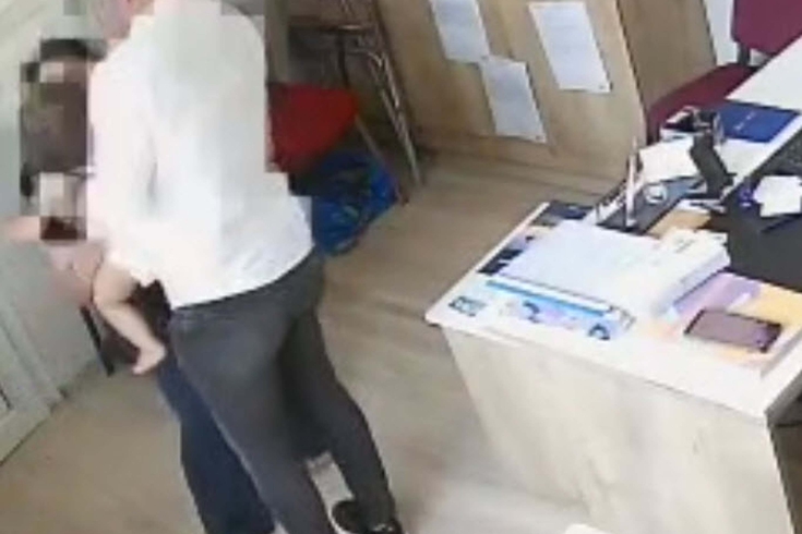Bornova'da muhtarlıkta panik anları! Soluk borusuna şeker kaçan 2,5 yaşındaki kızı muhtar kurtardı
