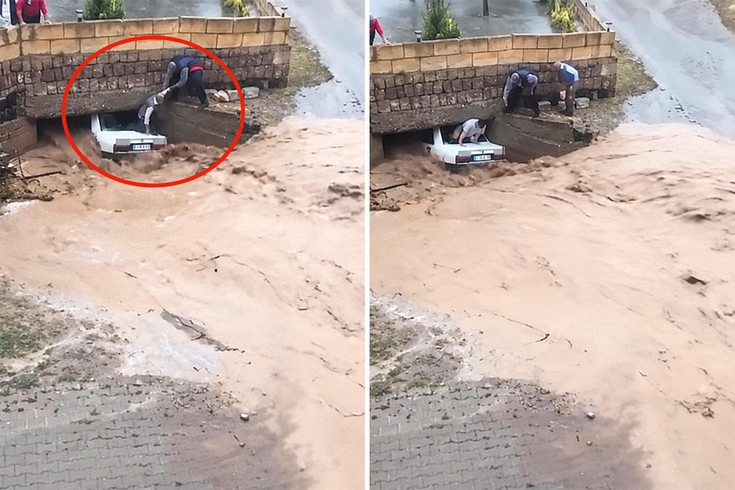 Sel sularında sıkışan araçtaki yolcuları köylüler kurtardı