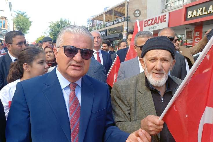 Aksaray'da duygulandıran an! Sesi Atatürk'e benzeyen emekli postacı Onuncu Yıl Nutku'nu okudu
