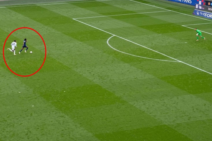 Derbide inanılmaz an! 90. dakikada gol yememek için yaptığı şeye beğeni yağıyor