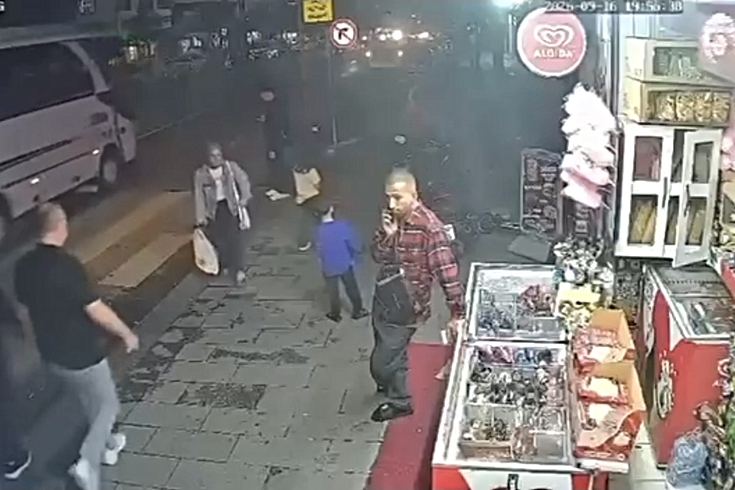 Gaziosmanpaşa'da taciz iddiası sonrası sokak ortasında saldırı! Çift darbedildi, o anlar kamerada