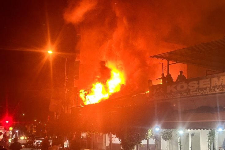 İzmir'de fırının bacası temizlenirken yangın çıktı! Kıvılcım çatı katındaki odunlara sıçradı