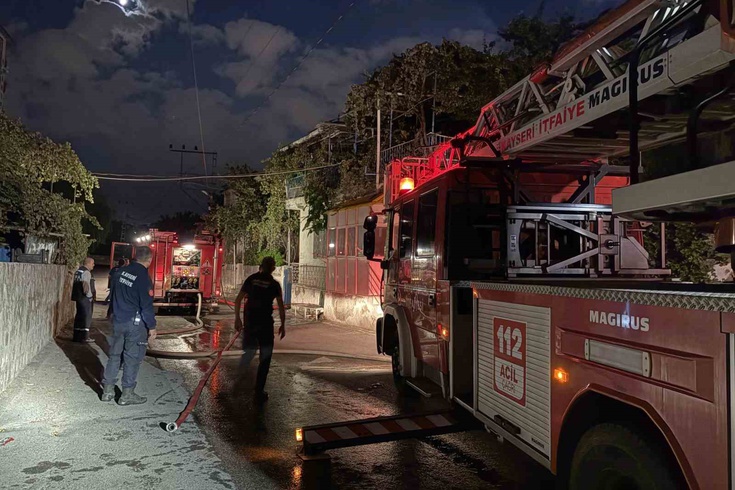 Kayseri'de mangal faciası! Balkonda yakılan ateş iki evin çatısını küle çevirdi