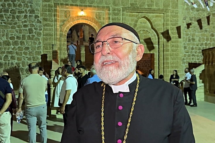 Kıbrıs gazisi Süryani papaz Habib Önder, kolundaki 2 şarapnel parçasıyla Mor Gabriel'de ayin yönetti