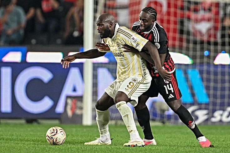Lukaku'ya adım attırmayan Abena, diğer golcülere de meydan okudu