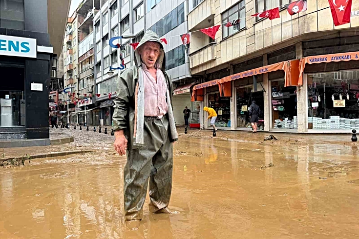 Rize'de sular çekilmeye başladı, zarar ortaya çıktı! İyidere ve Pazar'da iş yerlerinde temizlik sürüyor