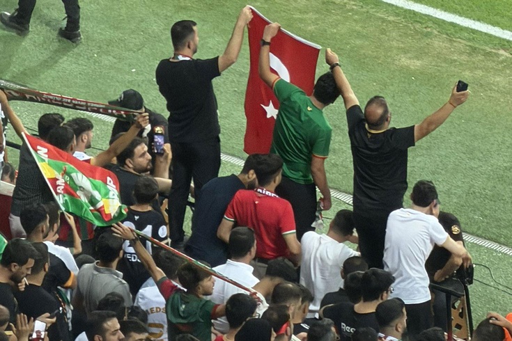 Amedspor tribünlerinde anlamlı görüntüler