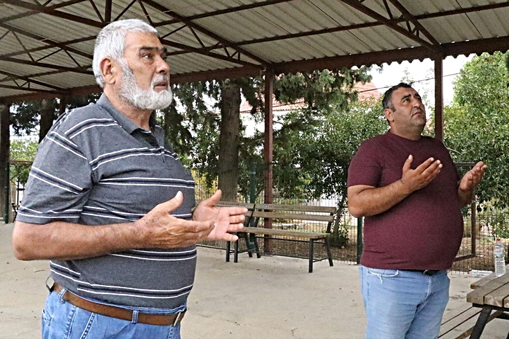 Aksu'da vefat edenlerin fotoğrafları 8 yıldır köy meydanında duvara asılıyor