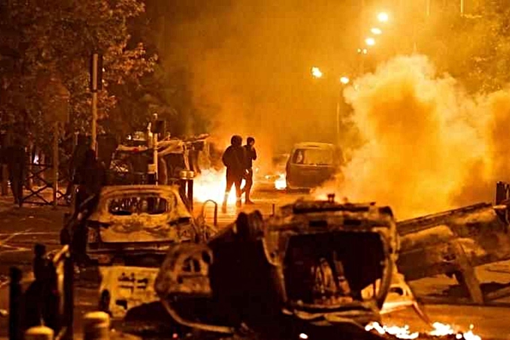 Fransız polisi 'dur' ihtarına uymayan genci ezdi! Şehir yangın yerine döndü