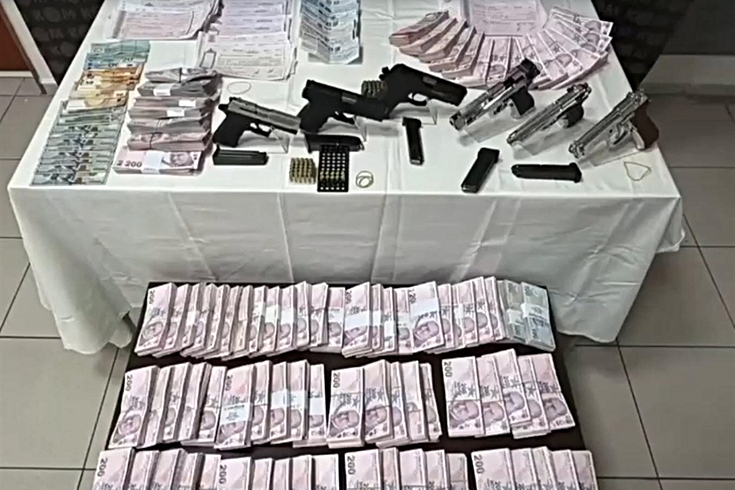İzmir'de galericilik kılıfıyla tefecilik iddiası! 25'ten fazla mağdur, 7 şüpheli tutuklandı