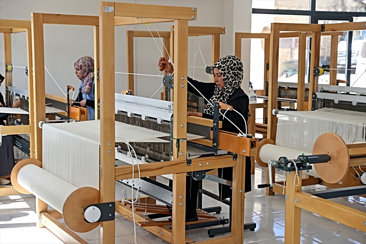 Konya'da 15 ev hanımı tezgahın başına geçti! Kenevir ipinden dokuyorlar, ilk 6 ay maaşlarını belediye ödeyecek