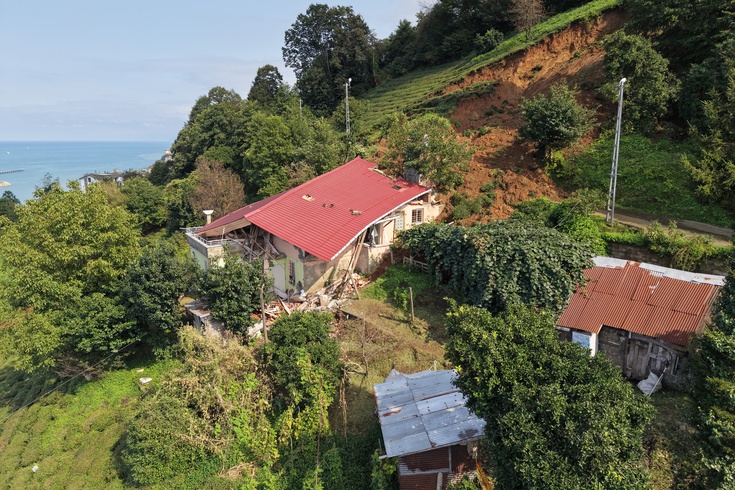 Rize'de heyelan alarmı! Pazar'da 40 civarı ev tahliye edildi, toprak altında kalan evden 6 kişi son anda kurtuldu