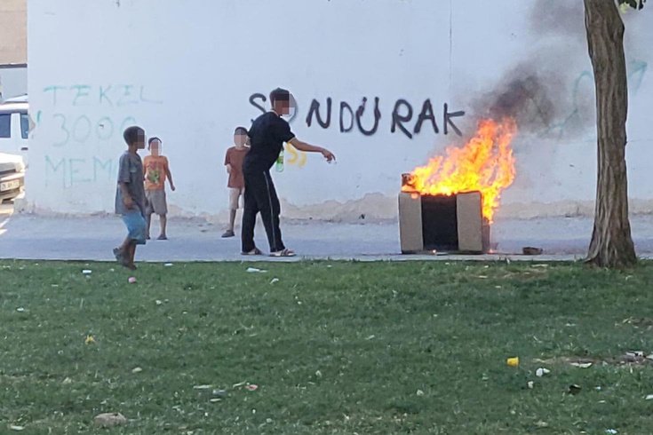 Şanlıurfa'da çocukların ateşe verdikleri koltukla tehlikeli oyunu kamerada
