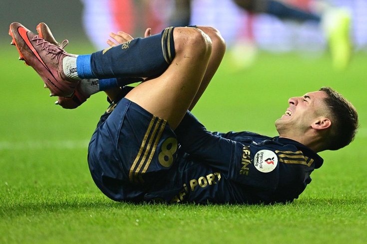 Fenerbahçe'de Mert Müldür ameliyat oldu! İşte sahalardan uzak kalacağı süre