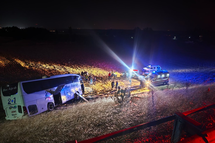 İstanbul-Ağrı seferini yapan otobüs bariyerlere çarpıp şarampole uçtu! Amasya'da 24 kişi yaralandı