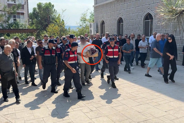 3 aylık Umay bebek toprağa verildi: Küçücük tabutunu babası taşıdı