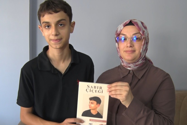 Annesi 10 yıl önce aynı hastalığı atlatmıştı! Kanserle savaşan 14 yaşındaki Barış, hastanede yazdığı şiirleri kitaplaştırdı