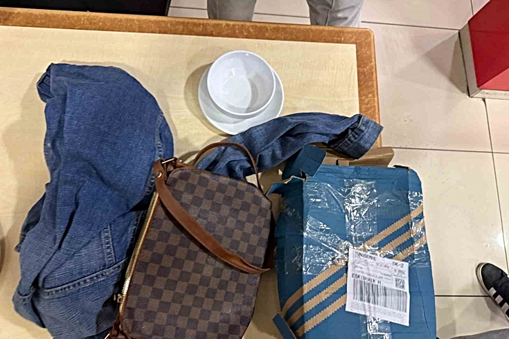 İnternetten 30 tabak sipariş etti, kargodan kot pantolon çıktı! Kıyafetlerin arasında Almanya'ya ait aşı kartı bulundu