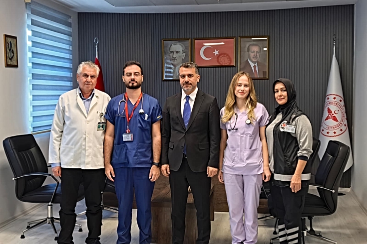 Doğdukları hastanede doktor oldular! Biri laborant babasıyla, diğeri güvenlik görevlisi annesiyle aynı çatı altında