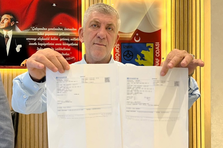 Taksimetre 920 lira yazdı, hesabına 920 bin lira geldi! İzmirli taksici parayı berbere dönüp iade etti