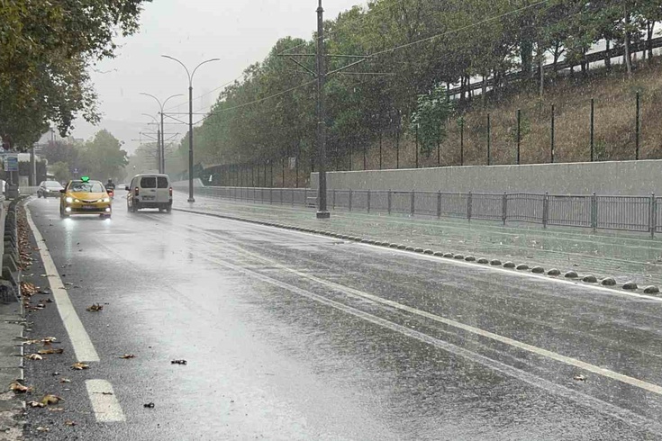 Kocaeli'de sağanak su baskınlarına yol açtı! Valilik uyardı: Yağış çarşamba akşamına kadar sürecek