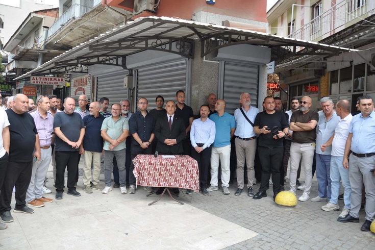 Salihli'de kuyumcuya kasklı soygun girişimi! Direnince ateş açtı, esnaf yakaladı