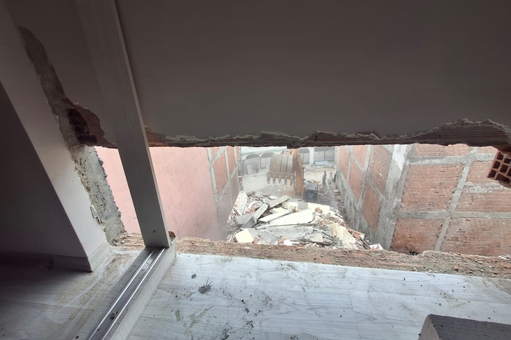 Zeytinburnu'nda kentsel dönüşüm kabusu! Yıkım bitişik apartmanın duvarlarını indirdi, çocuk 5 dakikayla kurtuldu