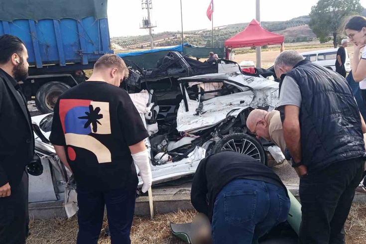 Doğumuna 2 hafta kalmıştı! Kamyonun altına giren otomobilde anne, kızı ve bebeği hayatını kaybetti